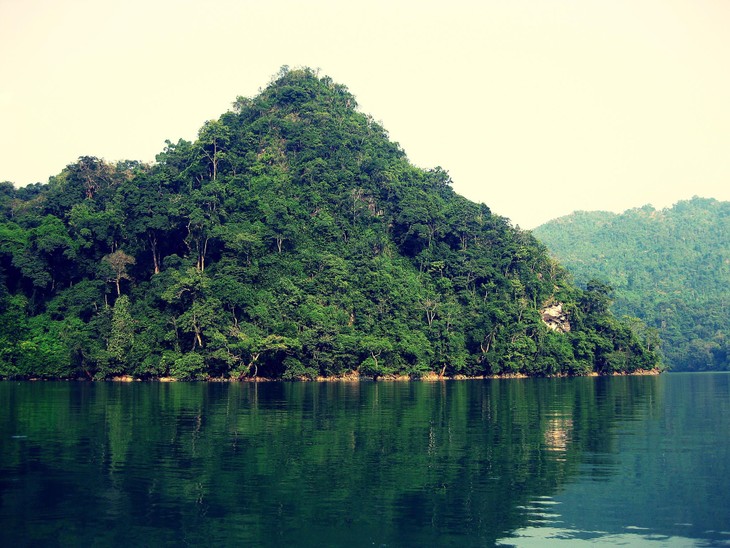 Danau Ba Be: Danau air tawar  yang paling besar  di lereng  gunung  di Vietnam - ảnh 2