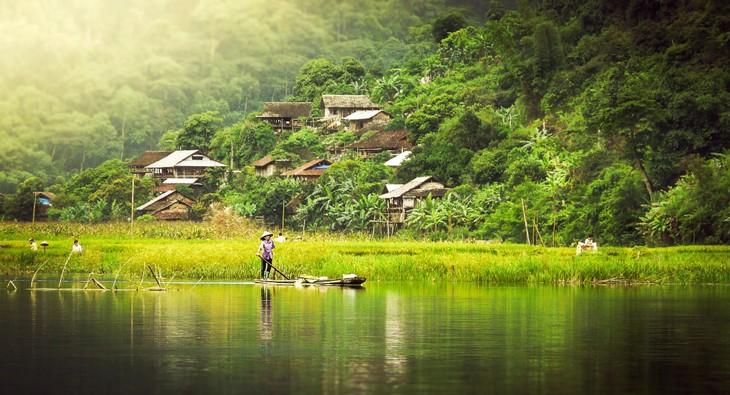 Danau Ba Be: Danau air tawar  yang paling besar  di lereng  gunung  di Vietnam - ảnh 7