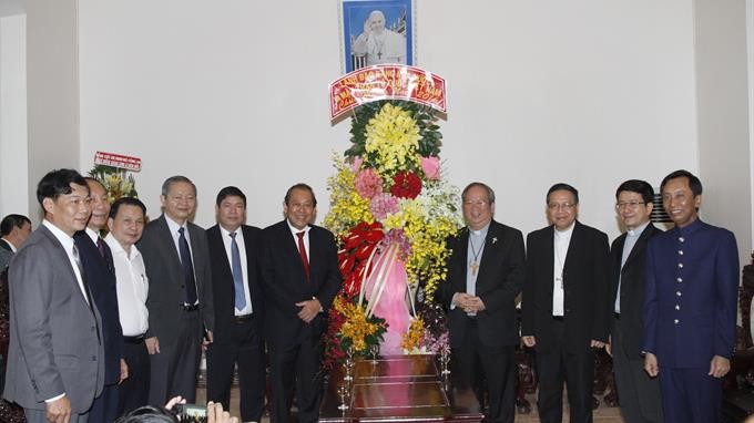 Deputi PM Vietnam, Truong Hoa Binh mengucapkan selamat kepada para warga katolik dan penganut Protestan di kota Ho Chi Minh - ảnh 1