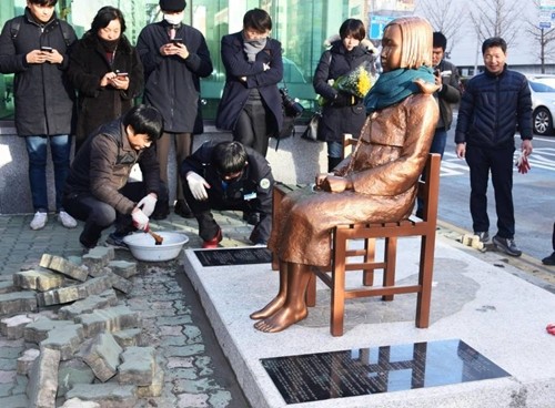 Jepang memanggil pulang Dubes untuk Republik Korea karena kasus menegakkan  patung “perempuan  penghibur” yang baru - ảnh 1