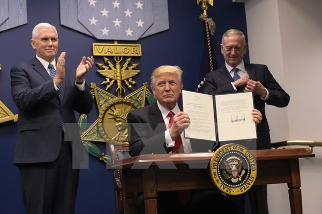 Presiden  baru AS, Donald Trump menandatangani dekrit tentang rekonstruksi tentara - ảnh 1