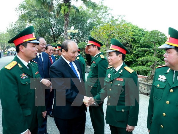 PM Vietnam, Nguyen Xuan Phuc  memeriksa pekerjaan siaga tempur di Divisi 312 - ảnh 1