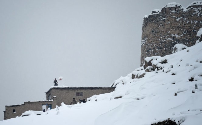 Salju yang longsor  di Afghanistan membuat  100 orang  lebih tewas - ảnh 1