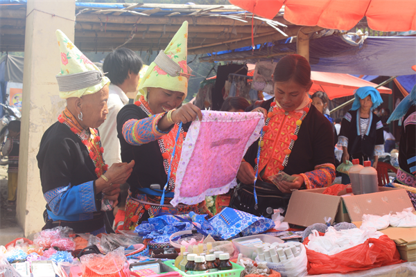 Pasar Dao San: warna-warni musim semi - ảnh 2