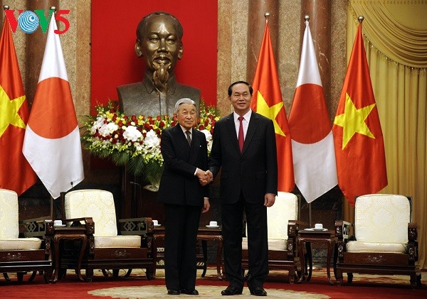 Presiden Vietnam, Tran Dai Quang memimpin upacara penyambutan  dan kontak dengan Kaisar Jepang dan Permaisuri - ảnh 1