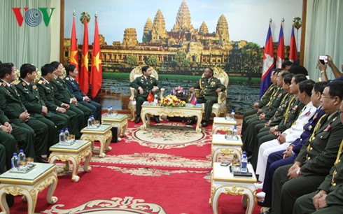 Memperkuat kerjasama pertahanan Vietnam-Kamboja - ảnh 1