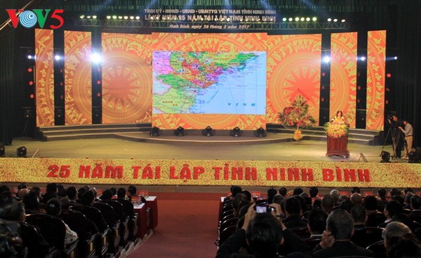 Presiden Vietnam, Tran Dai Quang menghadiri upacara peringatan ultah ke-25 terbentuknya kembali provinsi Ninh Binh - ảnh 1