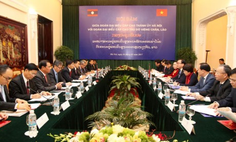 Meningkatkan hasil-guna kerjasama antaribukota dua negara Vietnam dan Laos - ảnh 1