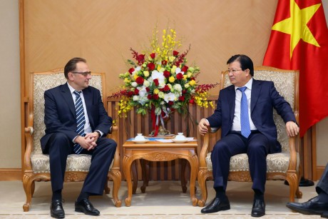 Deputi PM Vietnam, Trinh Dinh Dung menerima Dubes Belarus, India dan Belanda - ảnh 1