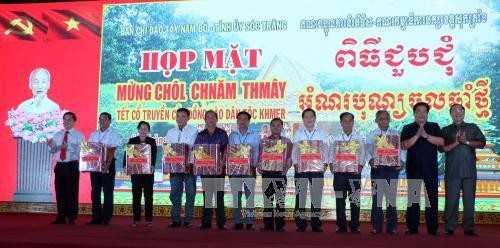 Deputi PM Vietnam, Vuong Dinh Hue bertemu dengan warga etnis Khmer - ảnh 1