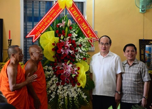 Ketua Nguyen Thien Nhan mengucapkan selamat Hari Raya Tahun  Baru Tradisional Chol Chnam Thmay kepada biksu-biksuni dan  warga  etnis Khmer - ảnh 1