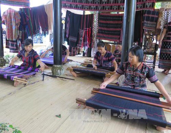 Lebih dari 300 artisan ikut pada Festival Kerajinan Tradisional  Hue-2017 - ảnh 1