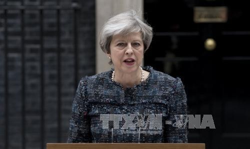 PM Inggeris, Theresa May mempertahankan posisi di depan dalam jajak pendapat - ảnh 1