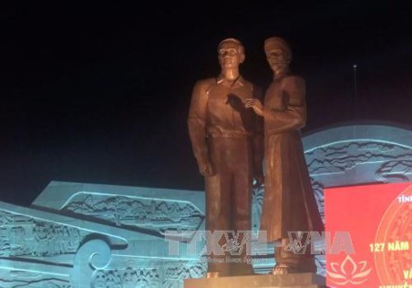 Aktivitas-aktivitas memperingati ultah ke-127 hari lahirnya Presiden Ho Chi Minh di seluruh Vietnam - ảnh 2