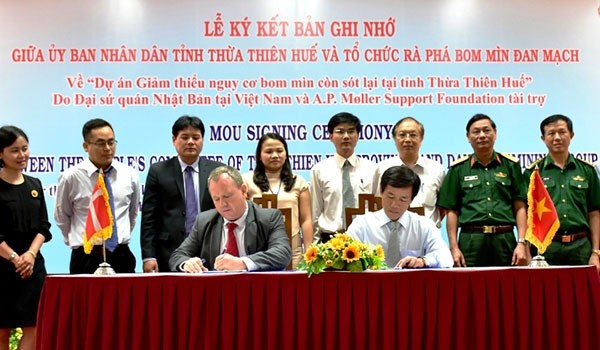 Memberikan bantuan sebanyak 1,2 juta dolar AS untuk proyek:  “Mengurangi bahaya bom dan ranjau yang tersisa di provinsi Thua Thien Hue” - ảnh 1