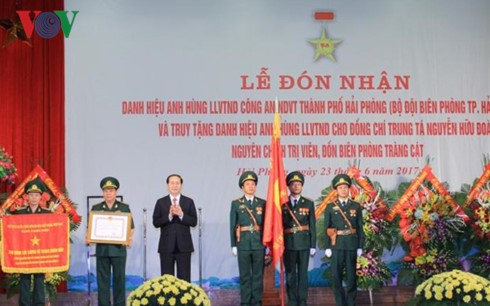 Presiden Vietnam, Tran Dai Quang menghadiri upacara pemberian gelar: “Pahlawan Angkatan Bersenjata  Rakyat” kepada Tentara Perbatasan kota Hai Phong - ảnh 2