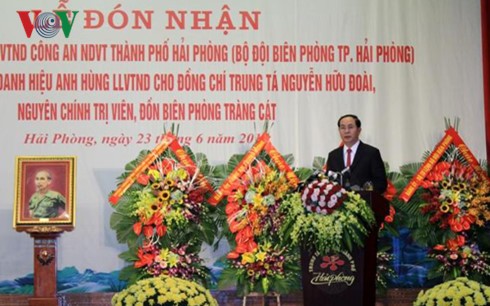 Presiden Vietnam, Tran Dai Quang menghadiri upacara pemberian gelar: “Pahlawan Angkatan Bersenjata  Rakyat” kepada Tentara Perbatasan kota Hai Phong - ảnh 1