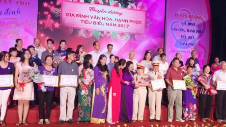 Sehubungan dengan Hari  Keluarga Vietnam (28 Juni):  Memuji 100 keluarga berbudaya dan berbahagia yang tipikal - ảnh 1