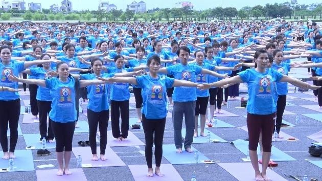 Hari Yoga Internasional  kali ke-3  menyerap  partisipasi hampir 1000 orang peserta - ảnh 1