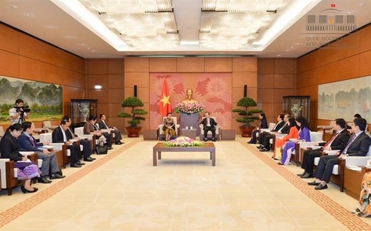 Wakil  Ketua  MN Vietnam, Phung Quoc Hien menerima Kepala Komisi Hukum  dari Parlemen Laos, Bouakham Thipphavong  - ảnh 1