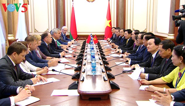 Presiden Vietnam, Tran Dai Quang mengadakan pertemuan dengan Ketua Lembaga Anggota Parlemen dan PM Belarus - ảnh 1