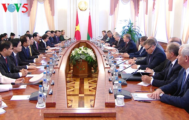 Presiden Vietnam, Tran Dai Quang mengadakan pertemuan dengan Ketua Lembaga Anggota Parlemen dan PM Belarus - ảnh 2