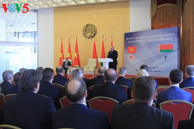 Presiden Tran Dai Quang dan Presiden Belarus, Alexander Lukashenko  bersama-sama memimpin  simposium ekonomi Vietnam-Belarus - ảnh 1