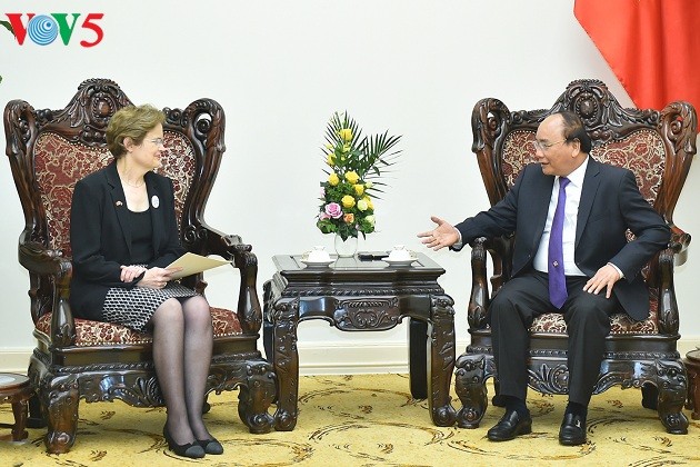 PM Vietnam, Nguyen Xuan Phuc  menerima Utusan Khusus PM Australia, Sekretaris  Kementerian Luar Negeri dan Perdagangan Australia, Frances Adamson - ảnh 1