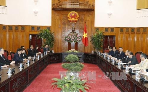 PM Vietnam, Nguyen Xuan Phuc menerima delegasi  Partai Aksi Rakyat Singapura yang berkuasa  - ảnh 1