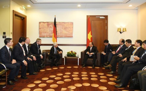PM Vietnam, Nguyen Xuan Phuc menerima beberapa badan usaha di Berlin, Jerman - ảnh 1