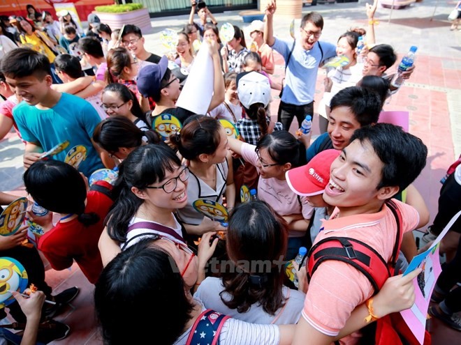 Kalangan remaja ibukota Hanoi menyebar-luaskan rasa kasih sayang  pada Hari “Pelukan Internasional” - ảnh 1