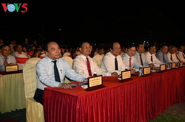 PM Vietnam, Nguyen Xuan Phuc  menghadiri program kesenian: “Tempat suci Dong Loc” - ảnh 1