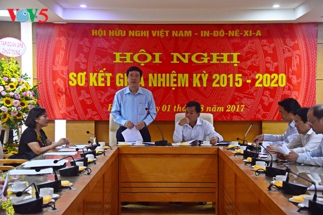 Pembukaan Konferensi evaluasi sementara sela masa bakti 2015-2020 Asosiasi Persahabatan Vietnam-Indonesia angkatan III  - ảnh 1