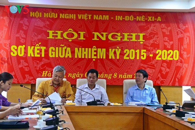 Pembukaan Konferensi evaluasi sementara sela masa bakti 2015-2020 Asosiasi Persahabatan Vietnam-Indonesia angkatan III  - ảnh 2
