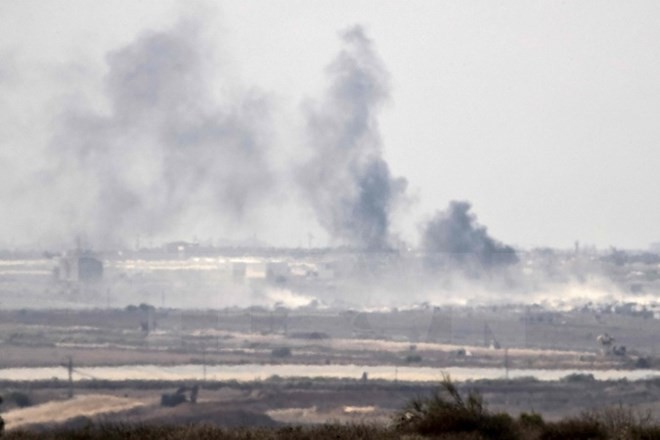 Israel melakukan serangan udara terhadap Jalur Gaza untuk membalas serangan dengan roket - ảnh 1