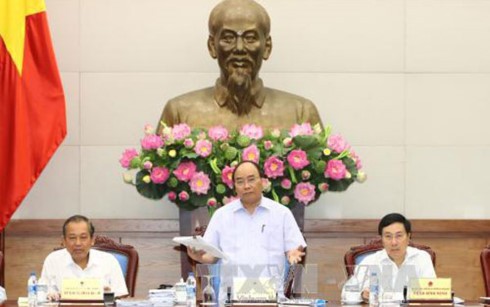 PM Vietnam, Nguyen Xuan Phuc  memimpin  sidang  untuk membahas solusi-solusi mendorong pertumbuhan ekonomi - ảnh 1