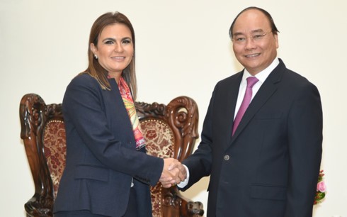 PM Vietnam, Nguyen Xuan Phuc menerima Menteri Investasi dan Kerjasama Internasional Mesir, Sahar Nasr - ảnh 1