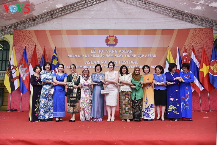 Pesta Emas ASEAN sehubungan dengan peringatan ultah ke-50 Hari berdirinya ASEAN - ảnh 1