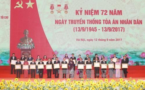 Wapres Vietnam, Dang Thi Ngoc Thinh  menghadiri upacara peringatan  ultah ke-72  Hari berdirinya  Mahkamah  Rakyat Agung - ảnh 1