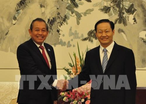 Deputi Harian PM Truong Hoa Binh menerima Sekretaris Komite Partai Zona Otonomi  Zhuang, Provinsi Guangxi - ảnh 1