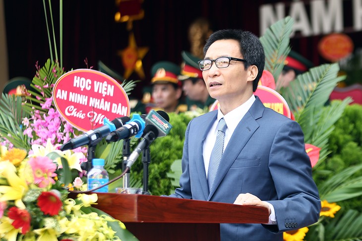 Deputi PM Vietnam, Vu Duc Dam menghadiri acara pembukaan tahun  kuliah baru 2017-2018 di Akademi Teknik Militer - ảnh 1