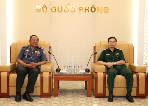 Kepala Staf  Umum Tentara Rakyat Vietnam  menerima  Wakil Panglima  Polisi Militer Tentara Kerajaan Kamboja - ảnh 1