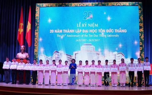 Wapres Vietnam, Dang Thi Ngoc Thinh menghadiri acara dies natalis ke-20 Universitas Ton Duc Thang - ảnh 1