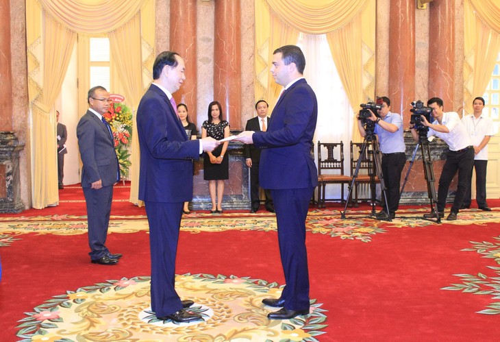 Presiden Vietnam, Tran Dai Quang  menerima para Dubes yang datang menyampaikan surat mandat - ảnh 1