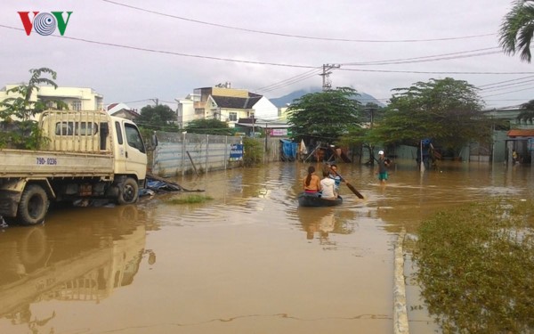 Lebih dari 230 000  orang  mendapatkan keuntungan dari Proyek tahan   terhadap bencana alam di daerah Vietnam Tengah - ảnh 1