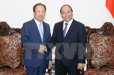 PM Vietnam, Nguyen Xuan Phuc menerima Presiden Direktur Grup Samsung Elektronik Republik Korea - ảnh 1