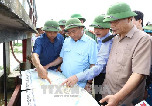 PM Vietnam, Nguyen Xuan Phuc melakukan inspeksi untuk mengatasi akibat hujan dan banjir di provinsi Ninh Binh - ảnh 1