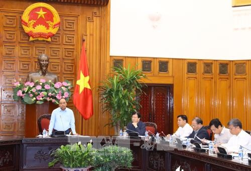 PM Vietnam, Nguyen Xuan Phuc mengadakan temu kerja dengan pimpinan empat provinsi yang terkena kerugian berat pasca taufan dan banjir - ảnh 1