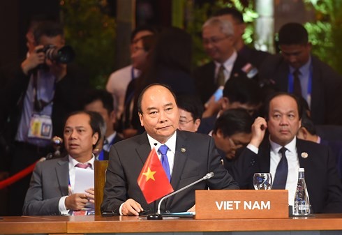 PM Vietnam, Nguyen Xuan Phuc  mengakhiri dengan baik kehadirannya  di depan KTT ASEAN 31 dan semua KTT yang bersangkutan lainnya - ảnh 1