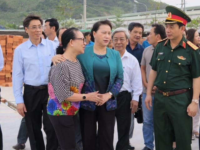 Ketua MN Vietnam, Nguyen Thi Kim Ngan mengunjungi para warga daerah yang terkena topan dan  banjir di provinsi Khanh Hoa - ảnh 1